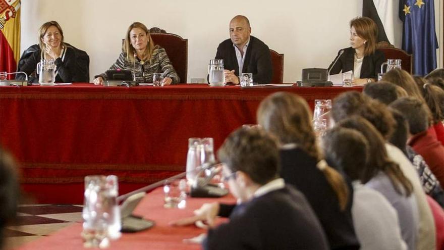 Los pequeños &#039;concejales&#039; ocupan el pleno del Ayuntamiento de Cáceres