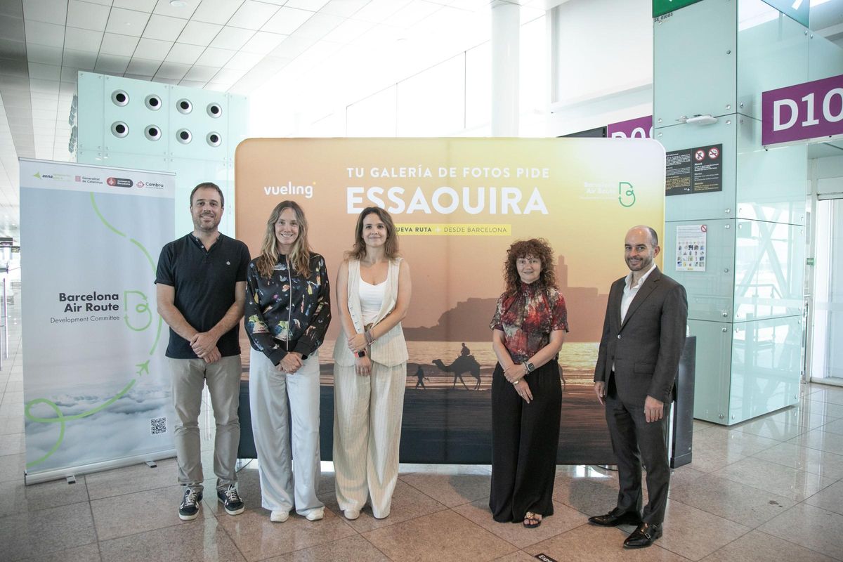 Representantes de la aerolínea Vueling y del Comitè de Desenvolupament de Rutes Aèries (CDRA) celebran el estreno del nuevo vuelo entre Barcelona y Essaouira (Marruecos).
