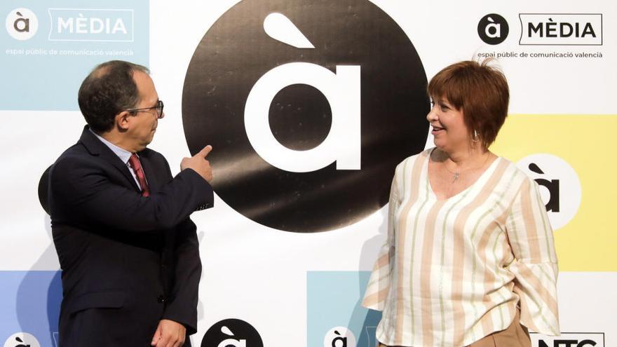 Enrique Soriano y Empar Marco, en la presentación en 2018 de la parrilla de televisión.