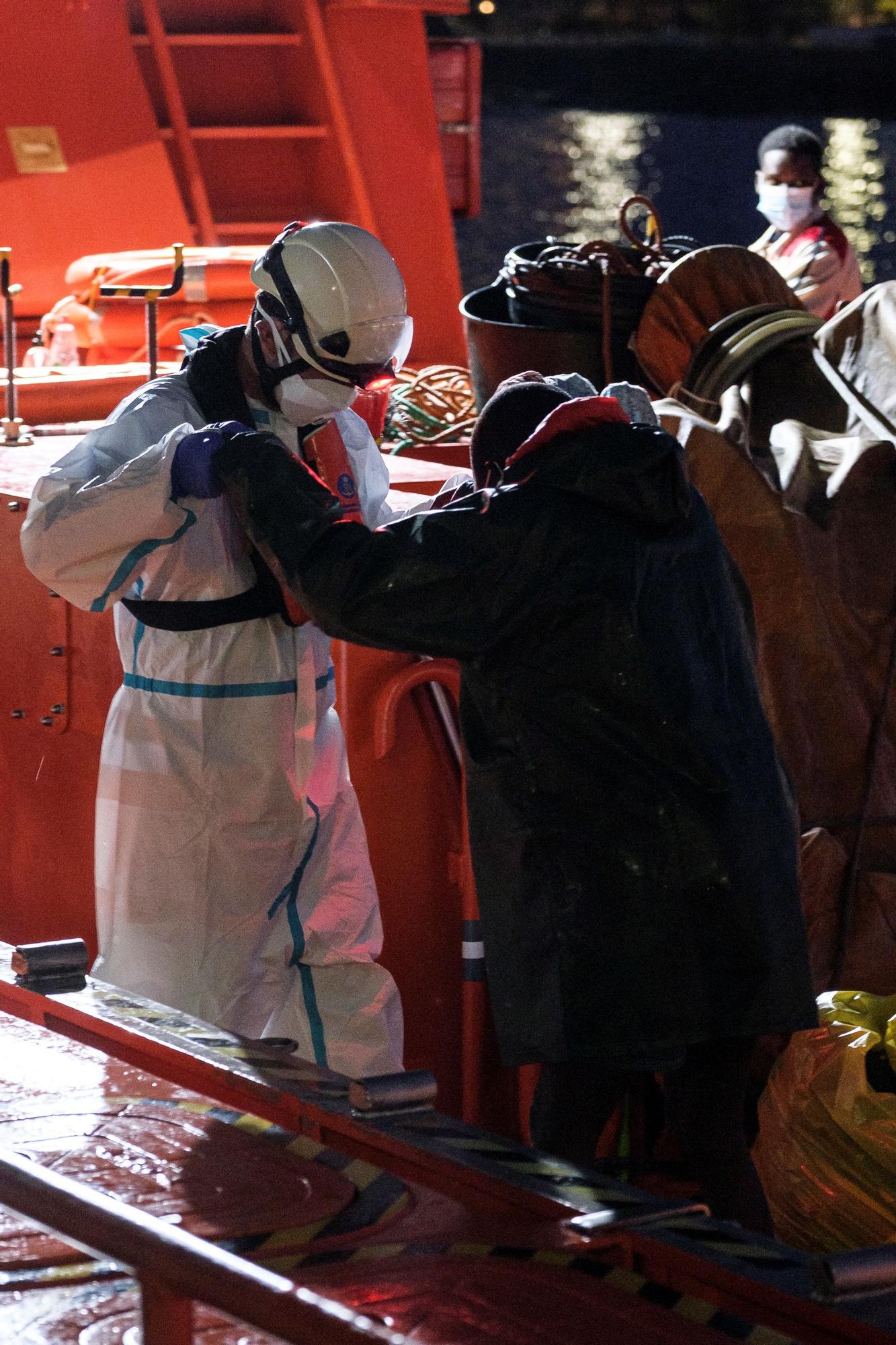 Fallecen cinco inmigrantes en un cayuco rescatado a 250 km de Canarias