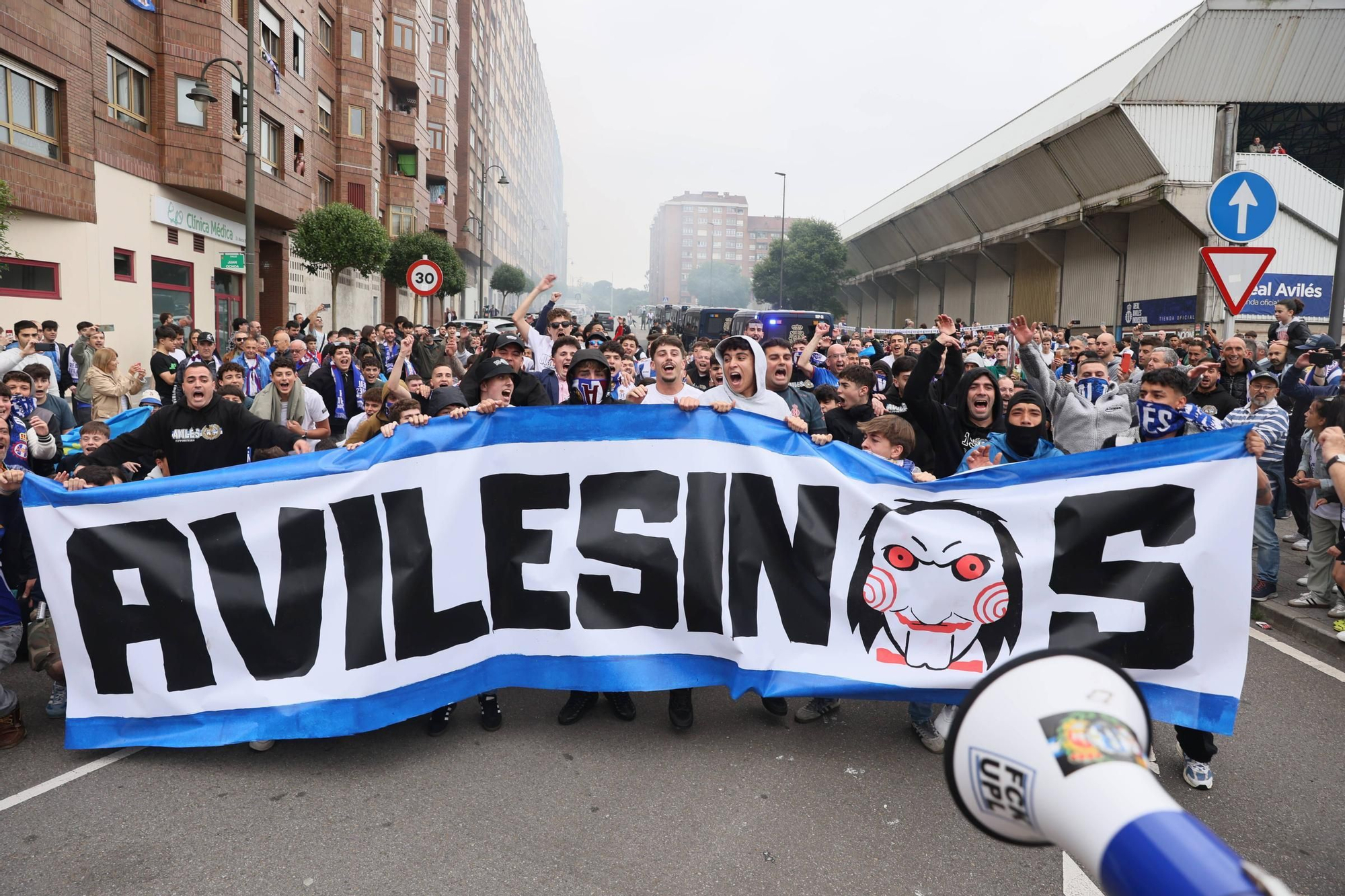 EN IMÁGENES: Avilés se tiñe de blanquiazul para la final por el ascenso ante el Rayo Majadahonda