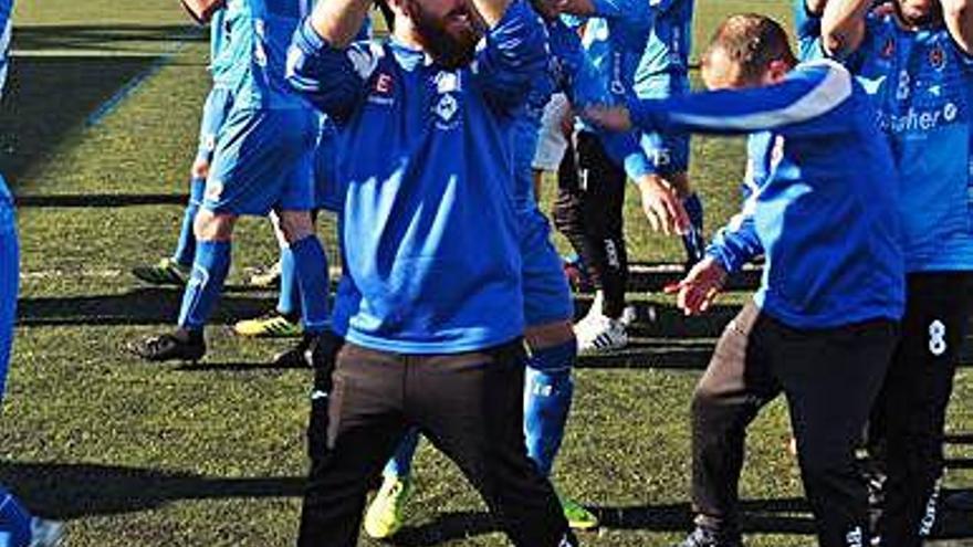 El tècnic del Calaf, Oriol Hontangas, en primer terme, celebrant l&#039;ascens