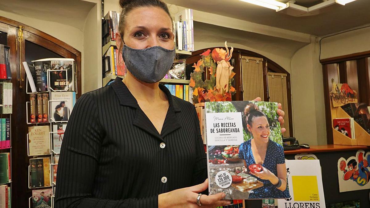 María Albero ha iniciado la promoción firmando ejemplares en la librería Llorens de Alcoy. | JUANI RUZ