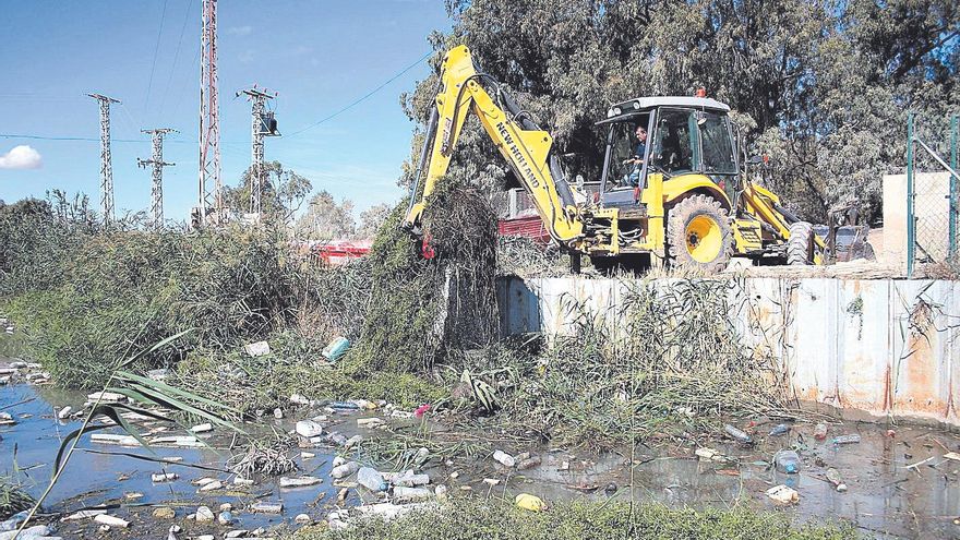 La CHS retira toneladas de envases de plástico del Segura en Guardamar