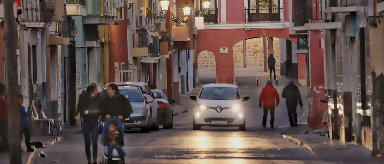 Imagen de la calle de Arriba, en la que se instalarán cámaras de control de Tráfico.  | TONY SEVILLA