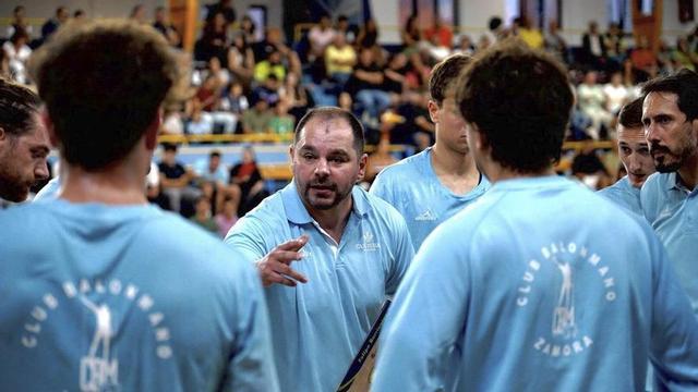 Felipe Barrientos da instrucciones a sus jugadores, este jueves en el Ángel Nieto.  | LUCAS ANTA