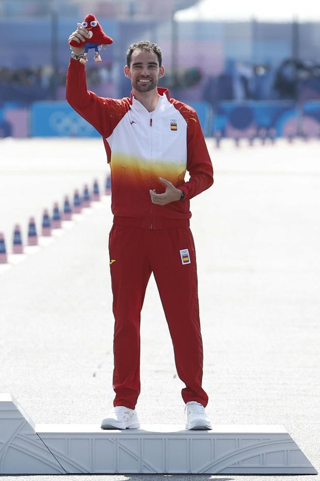 El atleta español Martín Álvaro celebra su medalla de bronce en el podio de los 20km marcha masculinos de los Juegos Olímpicos de París 2024, este jueves, en la capital francesa.