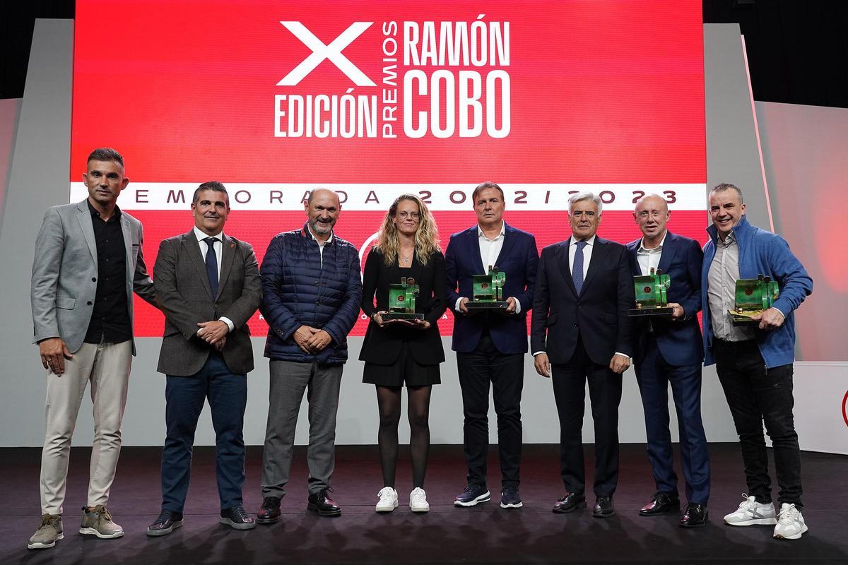 Los Premios Ramón Cobo reconocen la ejemplaridad en valores y los éxitos deportivos de los entrenadores y las entrenadoras que militan en las categorías nacionales de Fútbol, Fútbol Sala y Fútbol Playa.