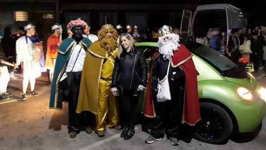 Sheila Feteira con los Reyes Magos que le trajeron el coche. // FdV