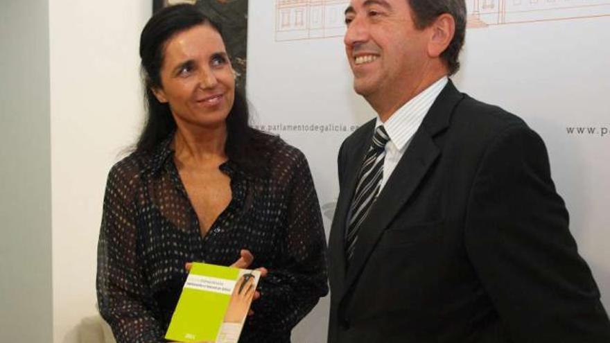 Benigno Sánchez y Pilar Rojo, ayer, en Santiago. / jorge leal