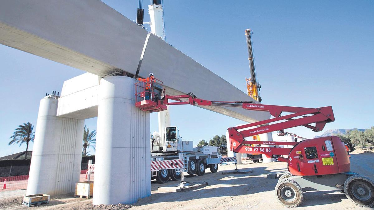 Obras en el viaducto de la línea de Alta Velocidad a Lorca.