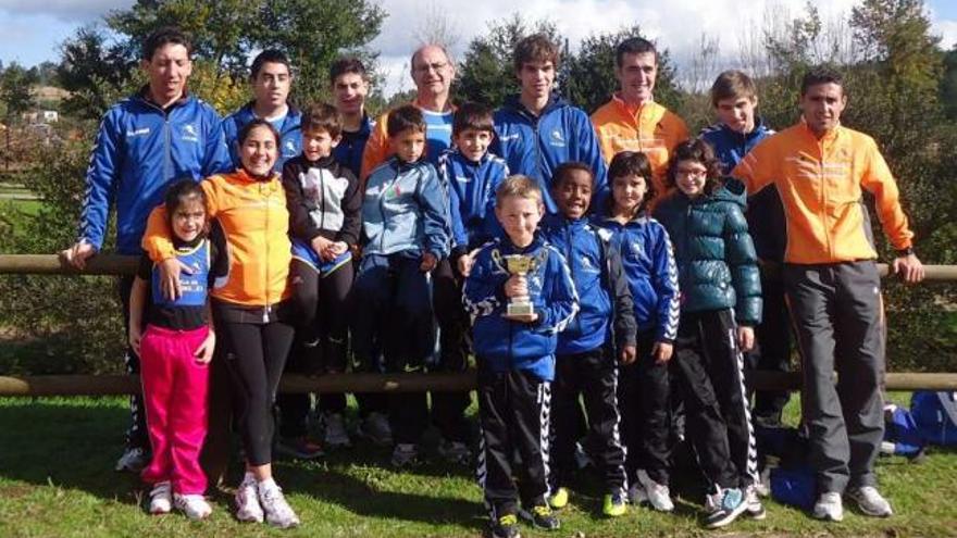 Formación de la Escola de Atletismo Deza en Ames.