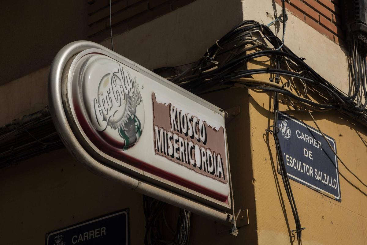 Cartel desconchado en la calle Escultor Salzillo