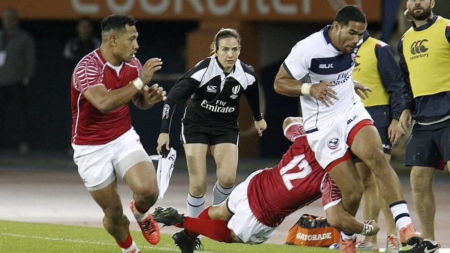 Alhambra Nievas siguiendo desde la banda una acción en el Tonga-Estados Unidos masculino.