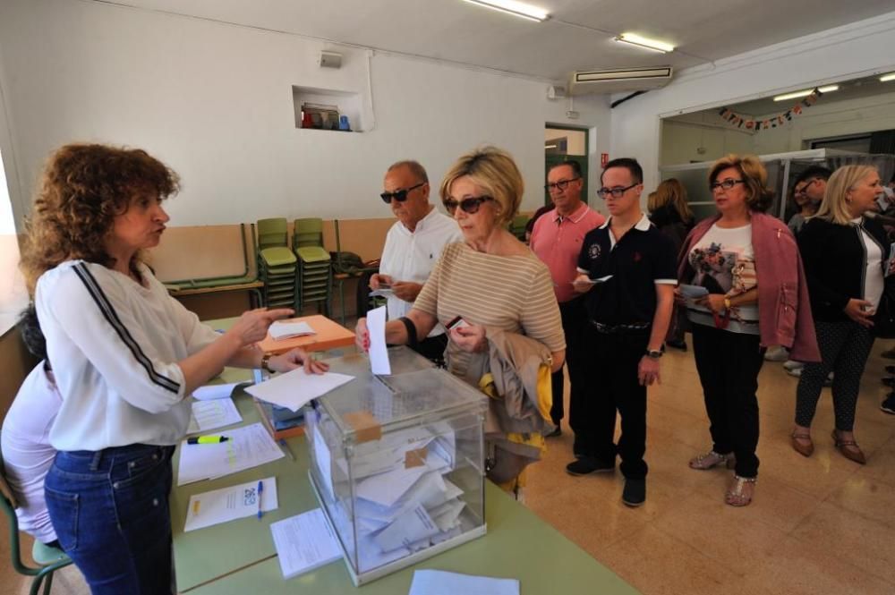 La ciudadanía vota en en el 26M en Elche