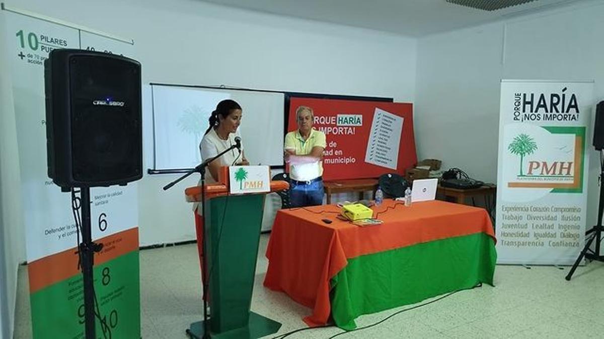 La candidata a la alcaldía de Haría, Evelia García, interviene para presentar proyecto PMH