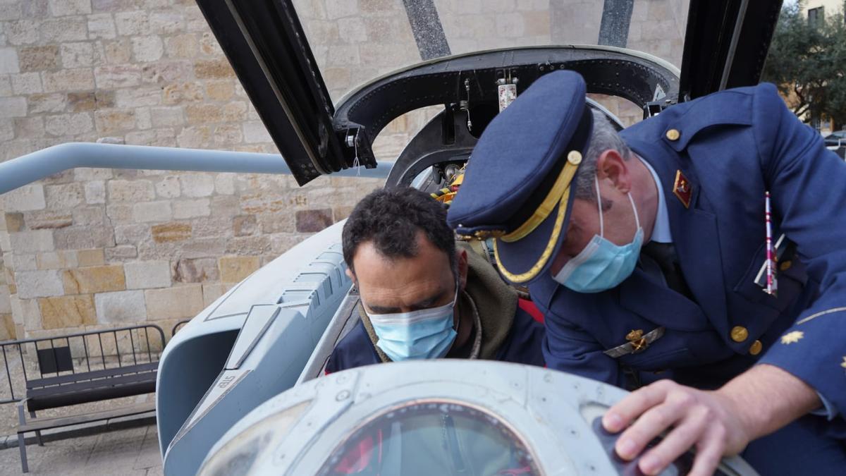 Un zamorano se sube al Phantom para pilotarlo.