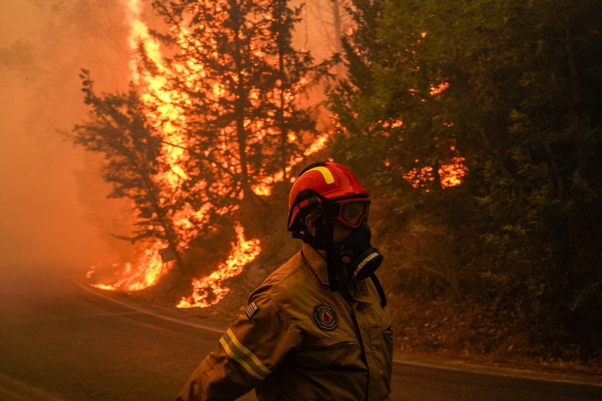 Dos grandes incencios cerca de Atenas obligan a evacuar a miles de personas