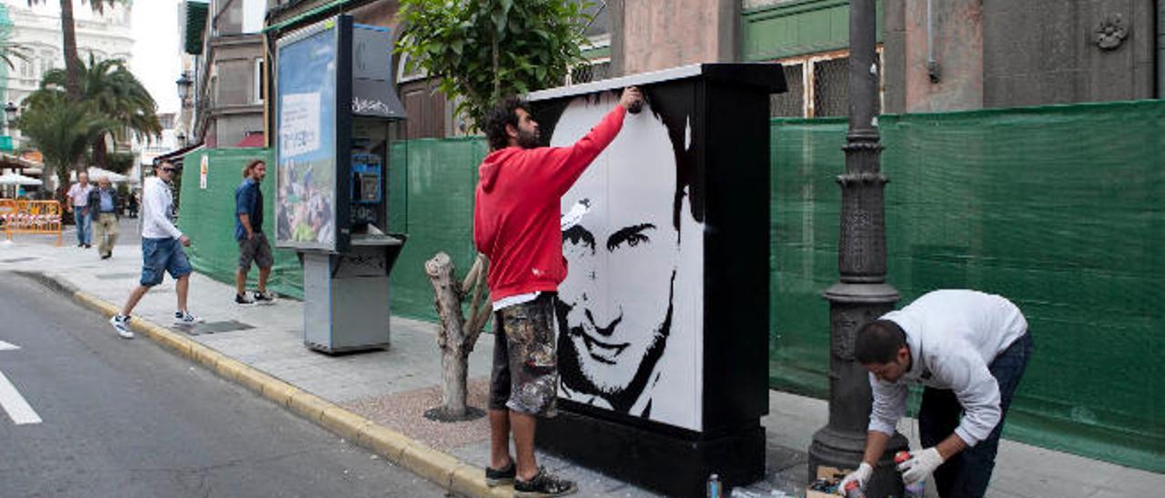 Felo Monzón y Tono Cruz ilustran una caja de luz en Vegueta.