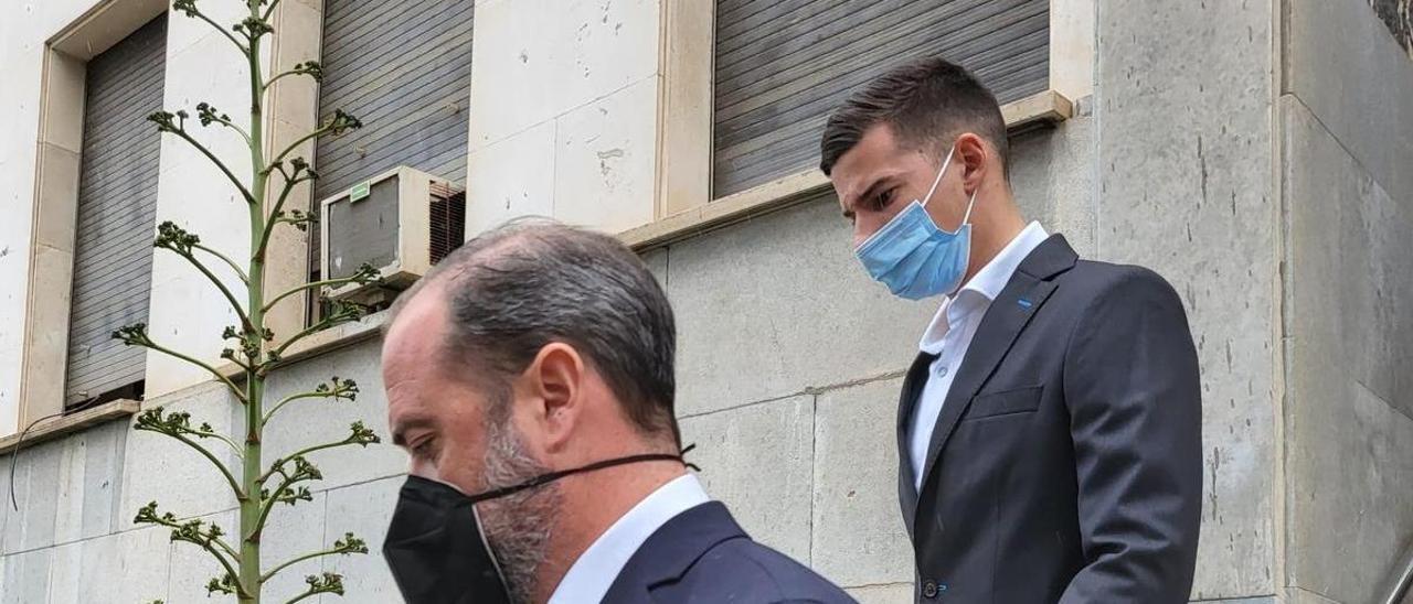 El jugador del Celta Santi Mina abandonando la Audiencia de Almería tras concluir una de las sesiones del juicio por delito sexual.