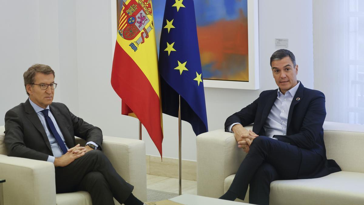 Pedro Sánchez y Alberto Núñez Feijóo en su primer encuentro en la Moncloa.