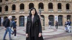 Raquel Aguilar, candidata del Partido Animalista Contra el Maltrato Animal, frente a la plaza de toros de València