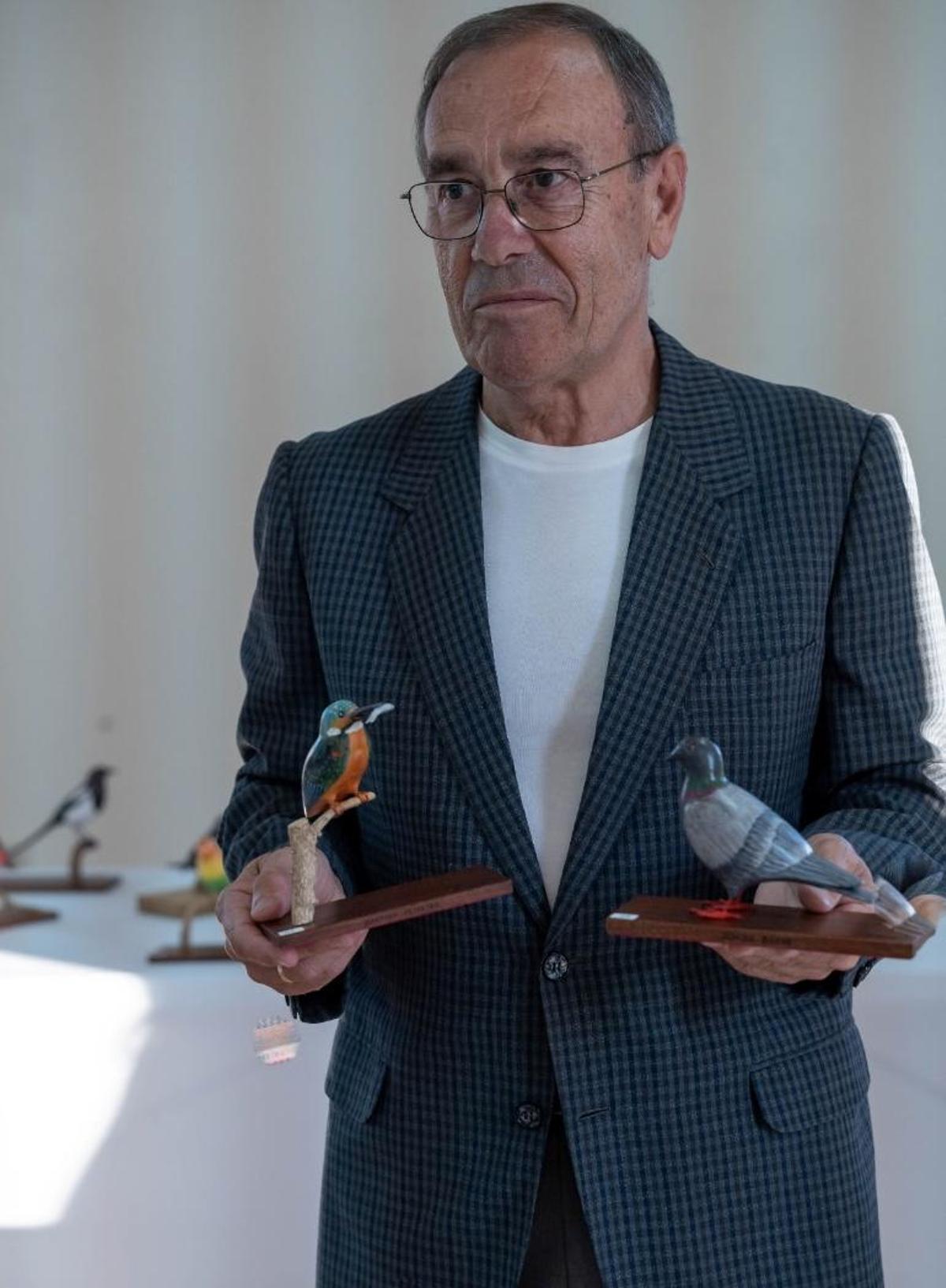 Manuel Canosa con dous dos paxaros expostos en Cee.