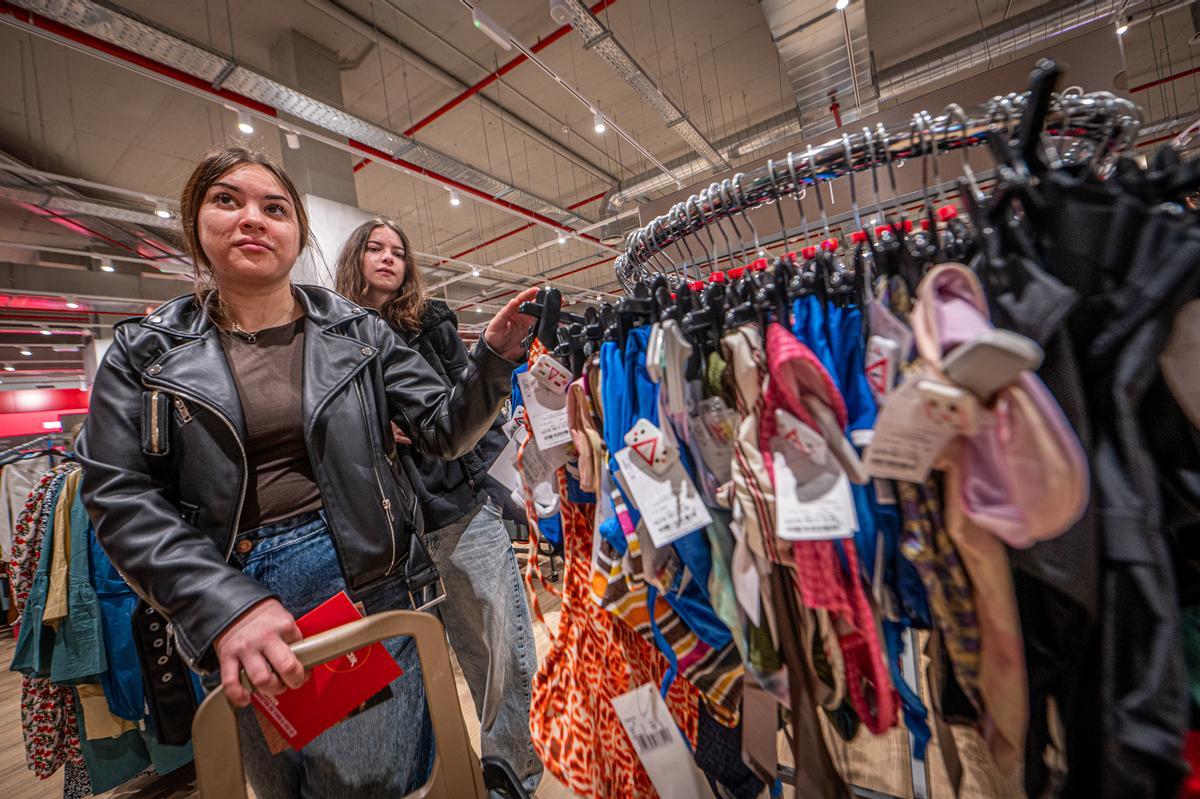 Furor y ofertas en el estreno de la primera tienda en Barcelona del outlet de grandes marcas TK-Maxx