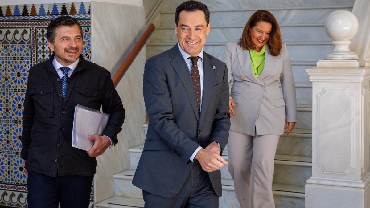 El presidente andaluz, Juanma Moreno, junto al portavoz popular, Toni Martin, y la consejera de Agricultura, Carmen Crespo, a su llegada a la sesión de control al Ejecutivo.