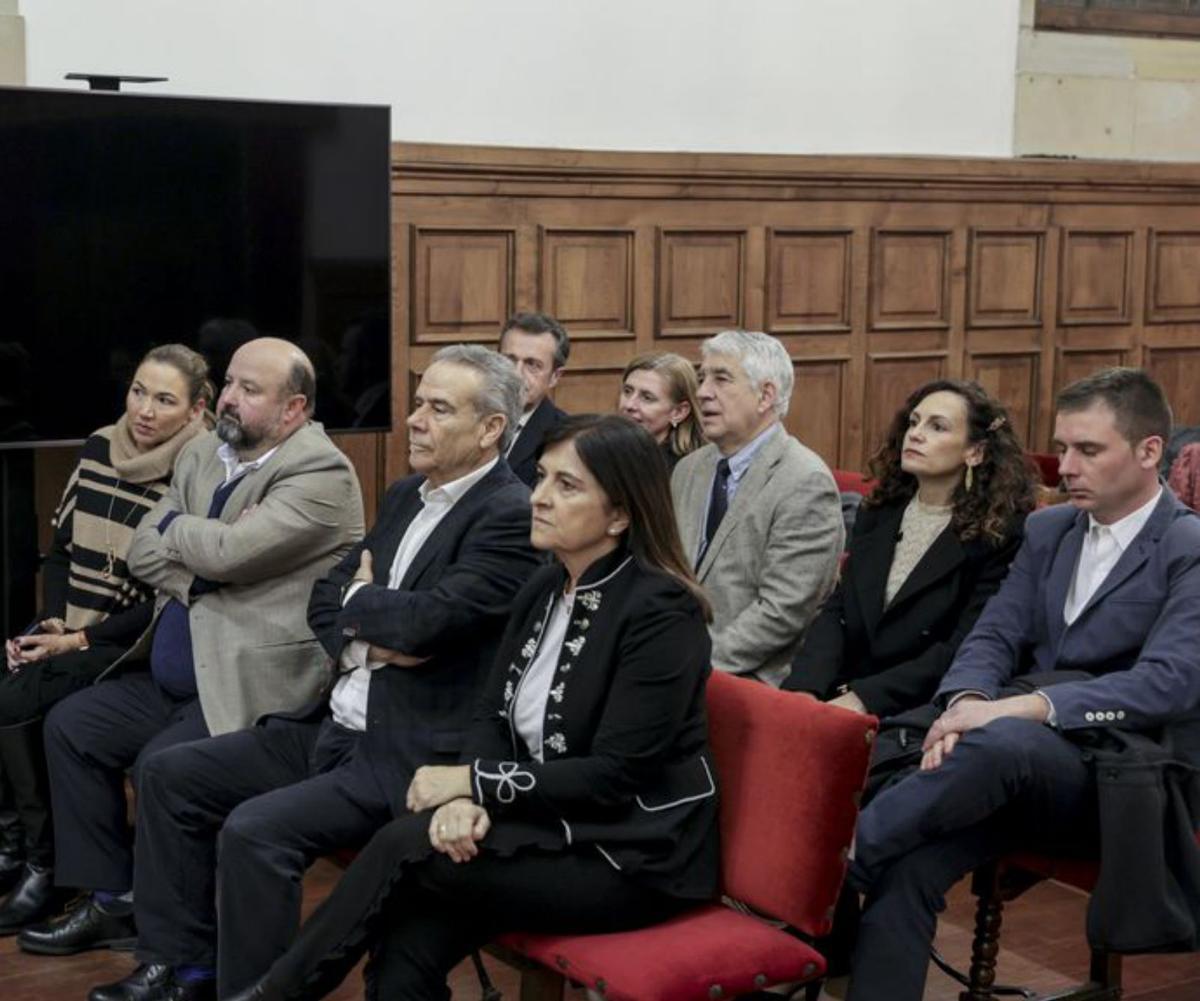 A la izquierda, los representantes de Fuensanta; en la fila delantera, por la derecha, Esther Cueli, José Luis Fernández Martín-Caro, José Miguel Fernández y su esposa Susana Corredor; a la derecha, las de El Cuco: por la izquierda, Mari Luz Suárez, Alicia Collar, María Cordera y Natalia Fidalgo (Asincar). | Irma Collín