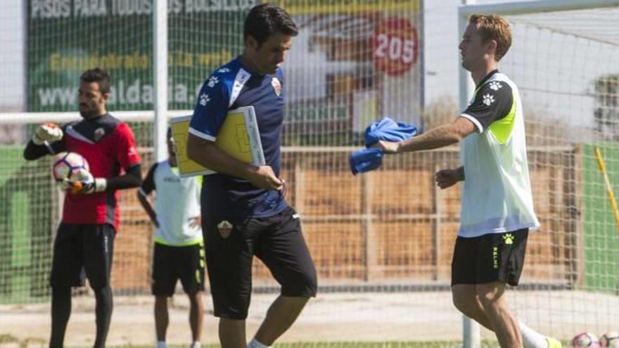 Álex Fernández entrega un peto a Toril, ayer, durante su primer entrenamiento.