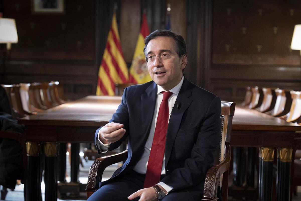 El ministro de Exteriores José Manuel Albares durante la entrevista con EL PERIÓDICO