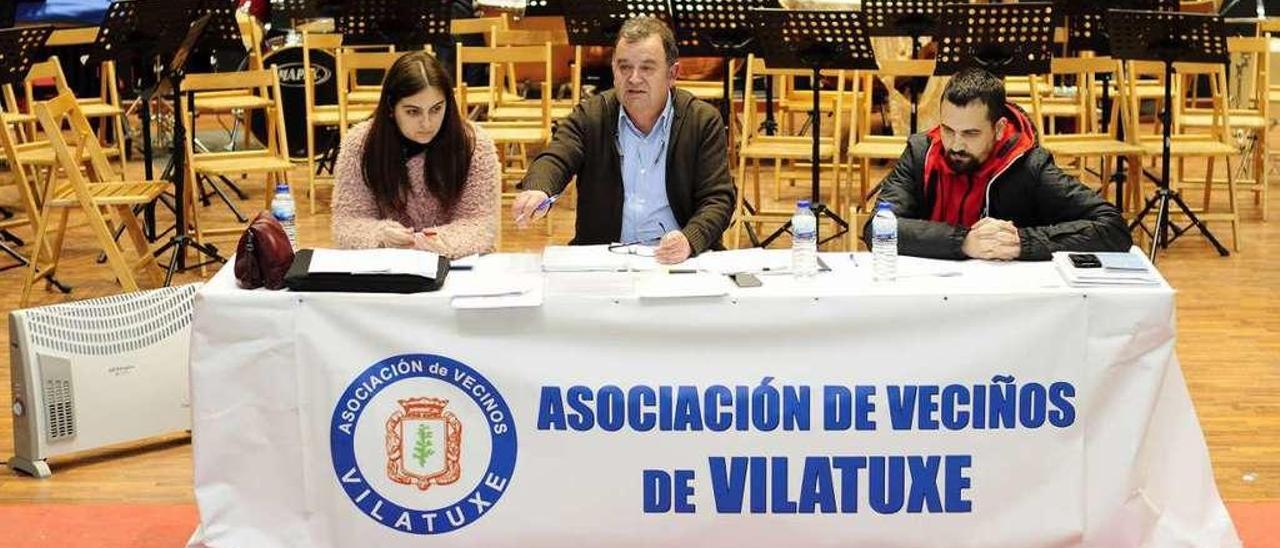 Gerardo López, no centro, durante a asamblea de antonte no auditorio. // Bernabé/Javier Lalín