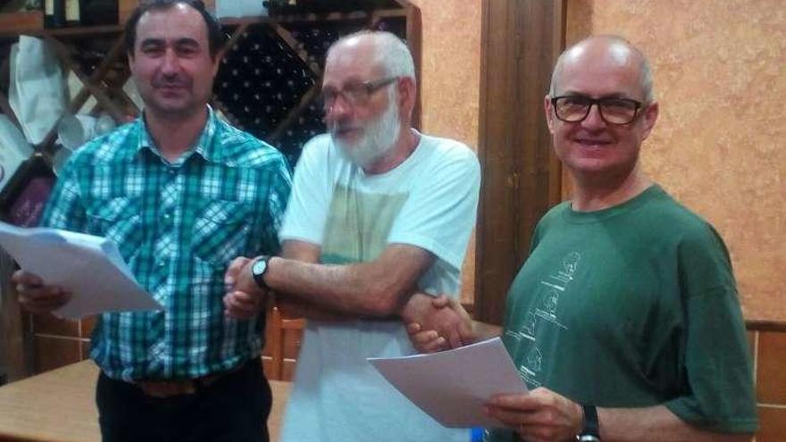 Araúxo, García y González, tras firmar el convenio en Gondomar.