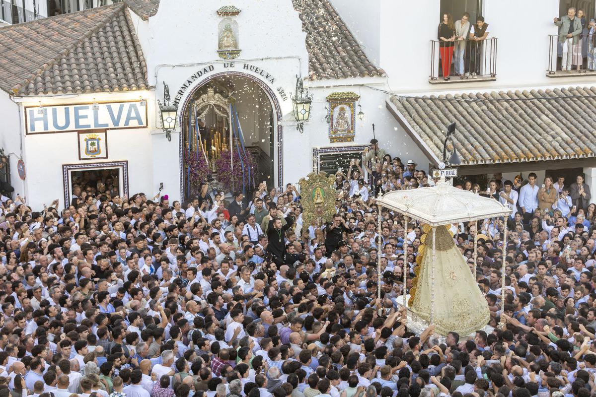 Los romeros de las 127 hermandades filiales de la Virgen del Rocío reciben desde esta la madrugada la visita de la imagen a la que profesan su fe. Los romeros de las 127 hermandades filiales de la Virgen del Rocío reciben desde esta la madrugada la visita de la imagen a la que profesan su fe.