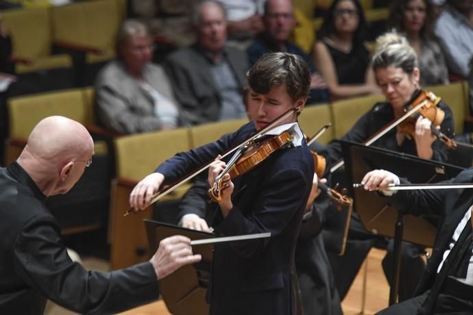 08-02-20 GENTE Y CULTURA. AUDITORIO ALFREDO KRAUS. LAS PALMAS DE GRAN CANARIA. Clausura del 36 Festival de Música de Canarias. Christoph Eschenbach dirige a la Orquesta de París con el joven violinista sueco Daniel Lozakovich.    Fotos: Juan Castro.  | 08/02/2020 | Fotógrafo: Juan Carlos Castro