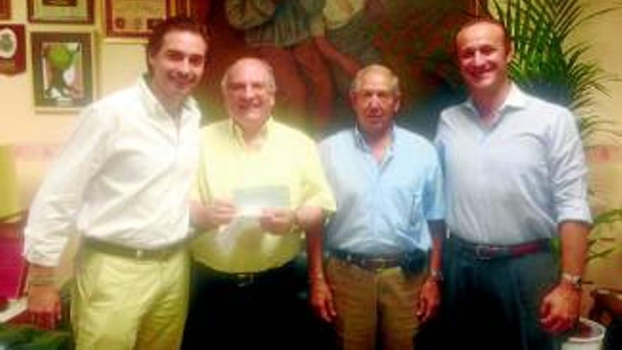 Cáritas recibe un cheque por valor de 1.350 euros