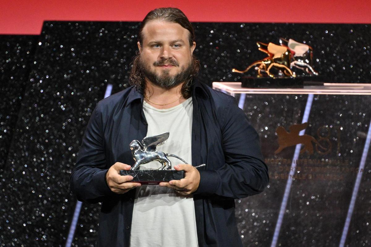 El director estadounidense Brady Corbet sostiene el León de Plata al Mejor Director por 'The Brutalist'.