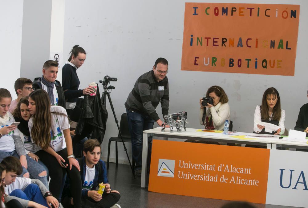 70 alumnos de institutos de Torrellano, Toulouse y Siena compiten con sus robots en la Universidad de Alicante dentro de un programa europeo