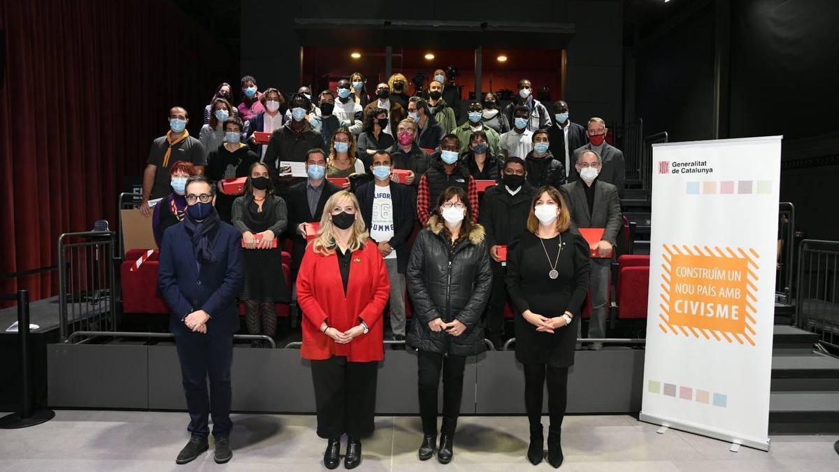 Foto de grup dels premiats amb la consellera de Drets Socials, Violant Cervera al davant