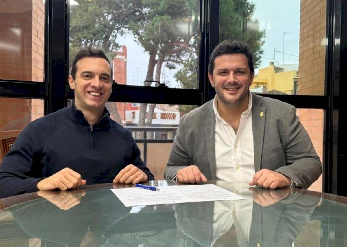 Roberto Calpe junto al alcalde de Albal, José Miguel Ferrís.