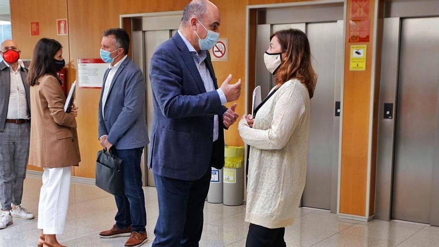 Vicent Marí habla con la presidenta del Govern balear, Francina Armengol, en la sede del Consell en una imagen de archivo.