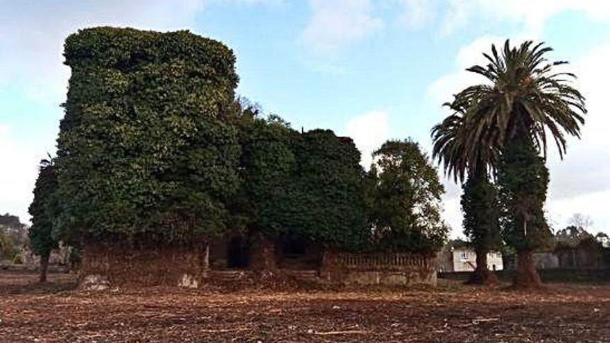 La Casa do Cortés tras las labores de desbroce de marzo de 2019, que dejaron al descubierto la antigua escalinata.