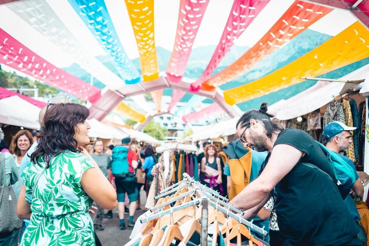 El Mercado de las culturas reúne artesanos y comerciantes de toda España.