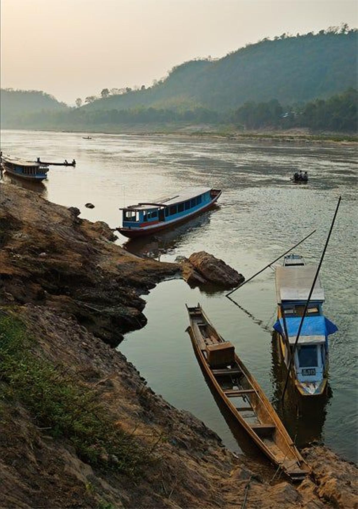 Barcazas
en las aguas del río Mekong.