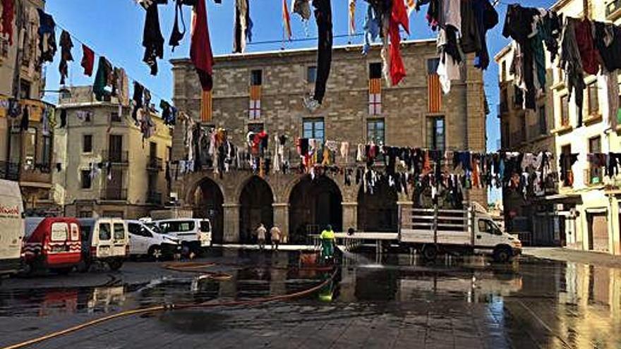 La plaça gran llueix decoració l&#039;endemà de la festa