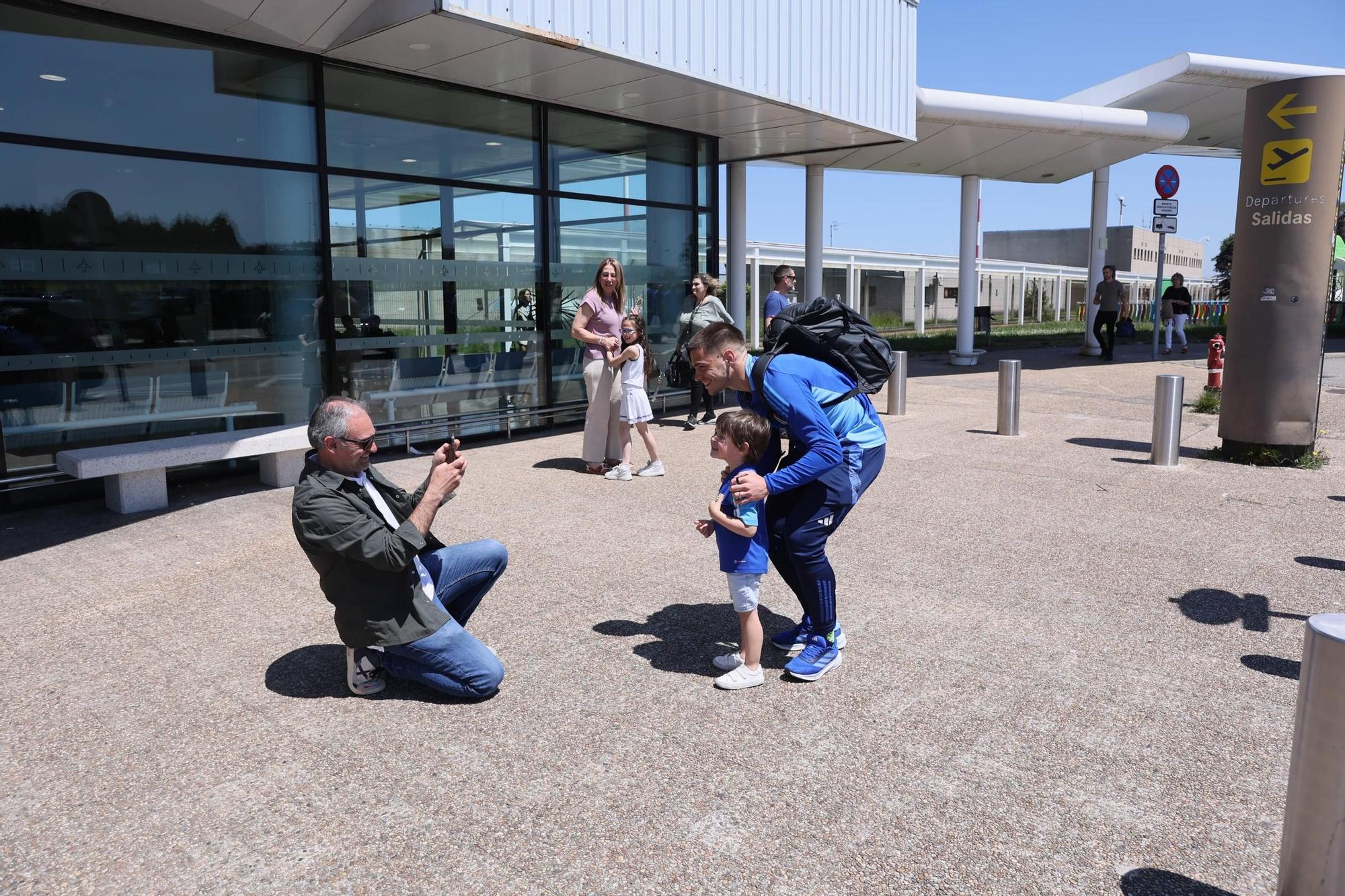 En imágenes: así fue la despedida de la afición azul al Real Oviedo en el Aeropuerto de Asturias