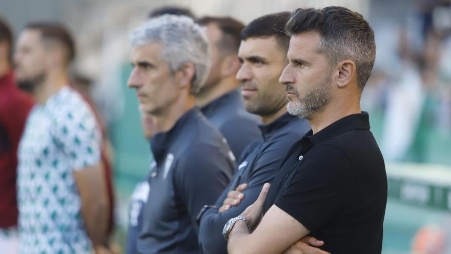 Iván Ania, junto a su cuerpo técnico, en el encuentro Córdoba CF-Cádiz.