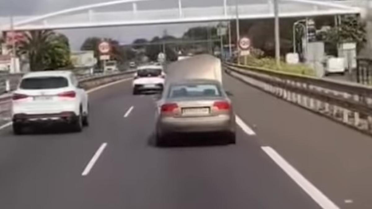 Circula con el capó abierto en la TF5