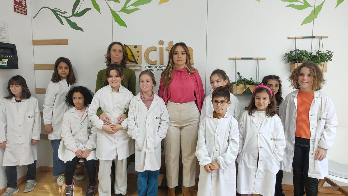 Los escolares han descubierto que la ciencia es divertida. En la imagen, con la consejera Maru Díaz (centro) y la directora gerente del CITA, Lucía Soriano.